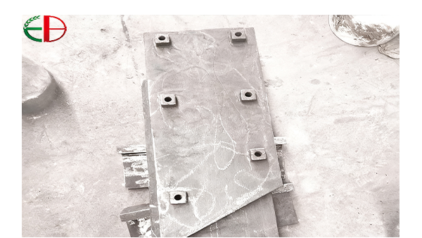 镍硬衬板：耐磨领域的性能革新者，为工业生产降本增效