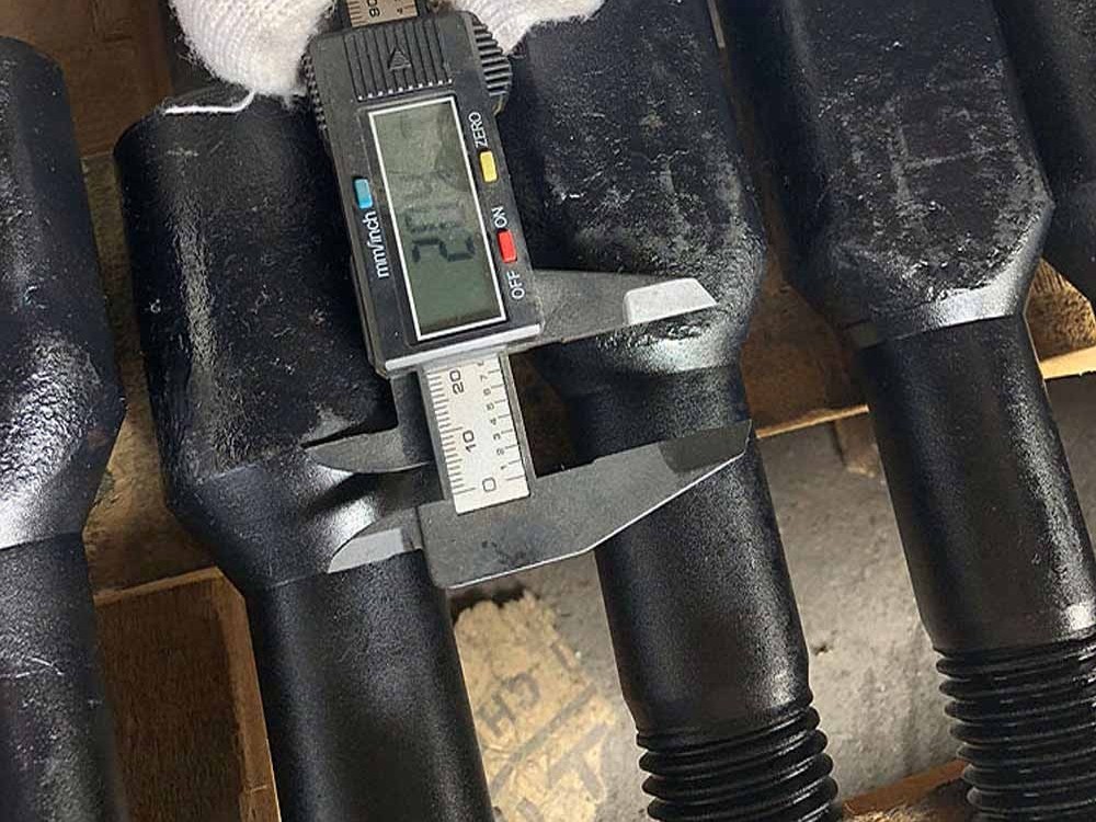 高强度六角螺栓定制 优钢锻造 标准六角造型 黑色涂层防锈 超强抗拉力 工业建筑广泛应用