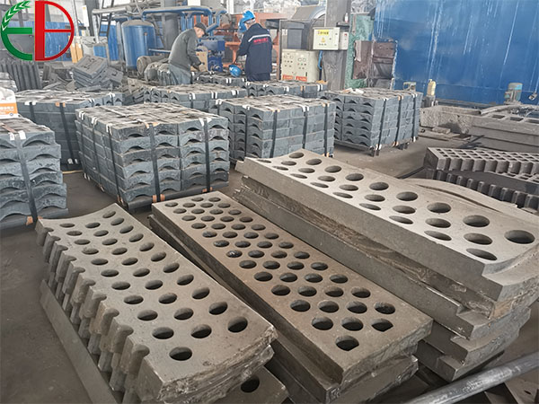厂家直供 高铬锰合金水泥及矿用球磨机研磨介质壳体衬板耐磨件